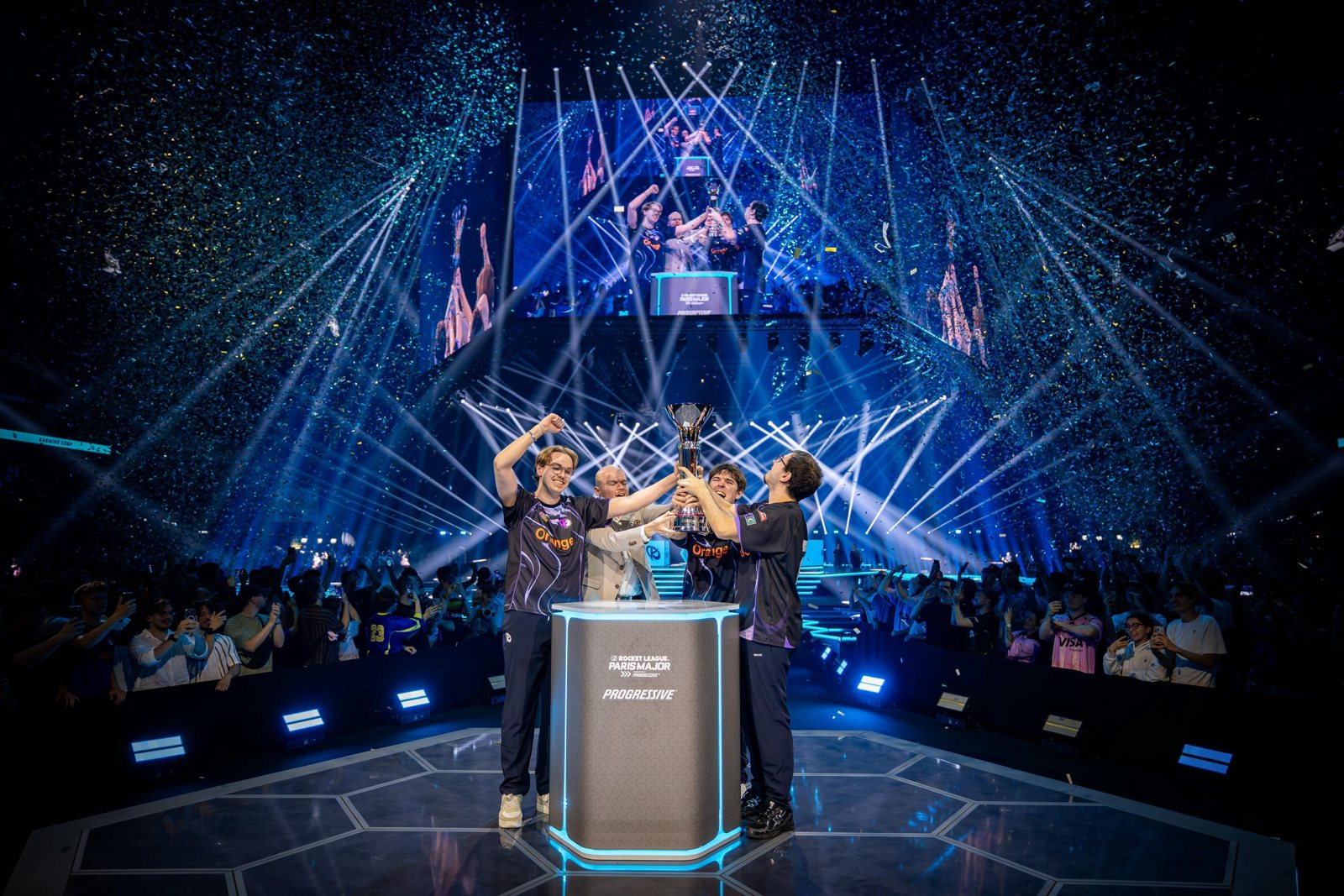 Karmine Corp soulève le trophée du Major de Paris